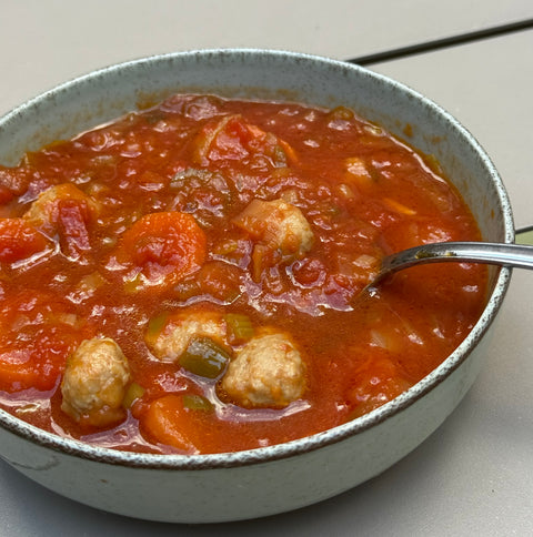 Tomaten-groentensoep met balletjes